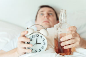 アルコールが睡眠に与える影響は？アルコール摂取で注意するポイントを紹介