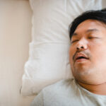 睡眠時無呼吸症候群時に良い寝姿勢とは？治療法や自分でできる対策も解説