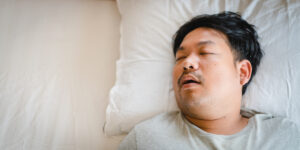 睡眠時無呼吸症候群時に良い寝姿勢とは？治療法や自分でできる対策も解説