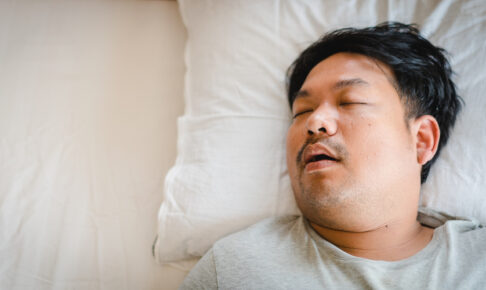 睡眠時無呼吸症候群時に良い寝姿勢とは？治療法や自分でできる対策も解説