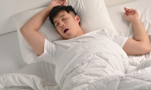いびきは体の危険信号？いびきの原因や睡眠時無呼吸症候群のリスクについて