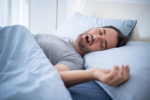 睡眠中の呼吸が止まるのは病気のサイン？疾患の可能性と受診の必要性