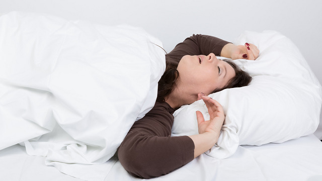 仰向けで寝ると睡眠時無呼吸症候群につながりやすい