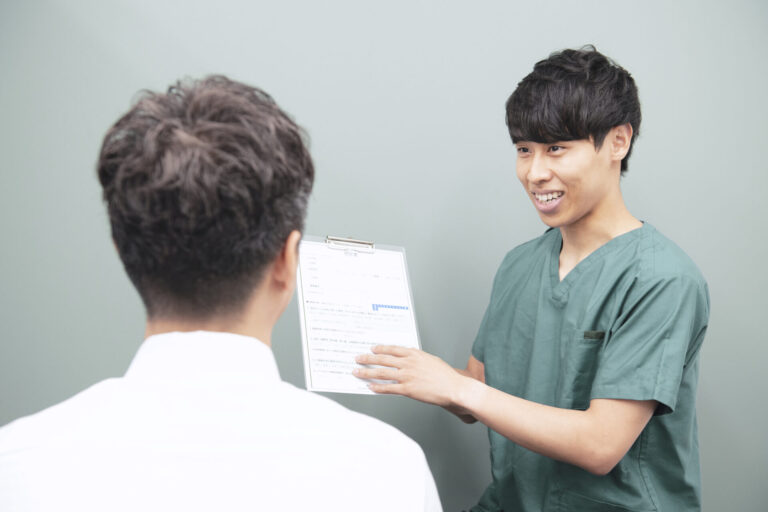 はげる原因とは?今すぐはげの対策をすすめましょう|薄毛や抜け毛に関する悩みはAGAメディカルクリニック│千里中央駅直結